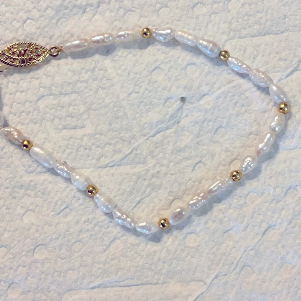 Pearl and gold beads bracelet that is 8 inches, great condition.